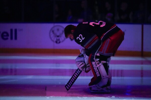Johnathan Quick preparing for a game (picture taken by AP news)
